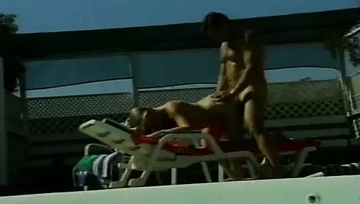 Muhteşem sarışın porno yıldızı ile havuz kenarında sikişiyor
