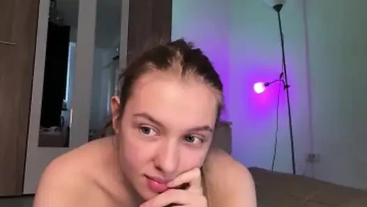 Jucielussie seni azdırıyor ve sıkı amcıkla mastürbasyon yapıyor