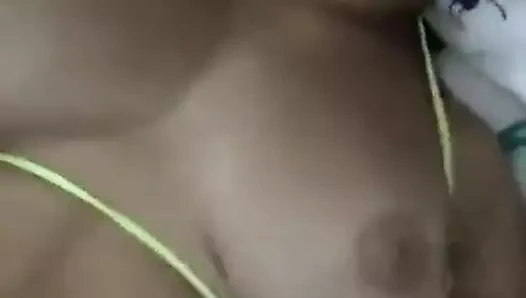 Beyaz bebek kız onu kedi ile oynuyor