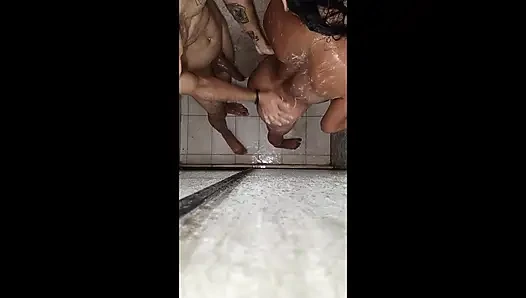 Banyoda bir kamera kurdum ve üvey kız kardeşimi duş alırken filme aldım, sonra onunla banyoya gidiyorum ve birlikte seks yapıyoruz