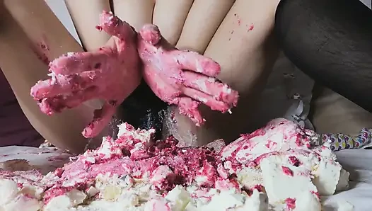Cake Kamerada Oturuyor