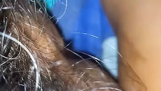 Eve gidiyorum, yatak odasına giriyorum ve karımı görüyorum ve azıyorum