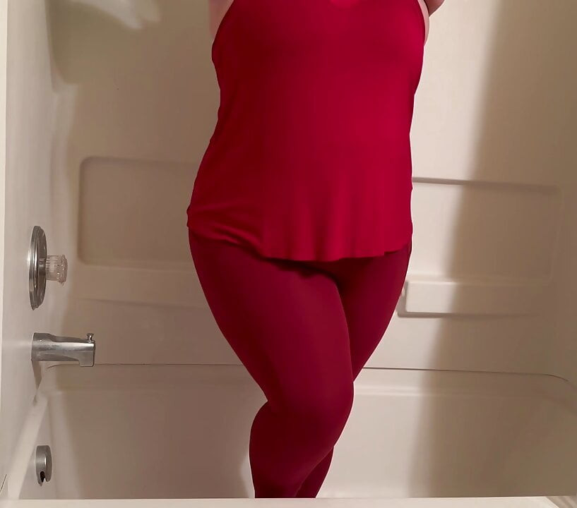 Ateşli kız, dar kırmızı yoga pantolonuna işemek için çaresiz