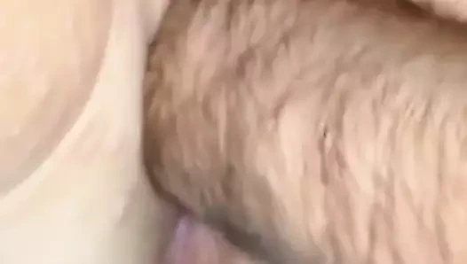 La troia si bagna mentre le spacco la figa