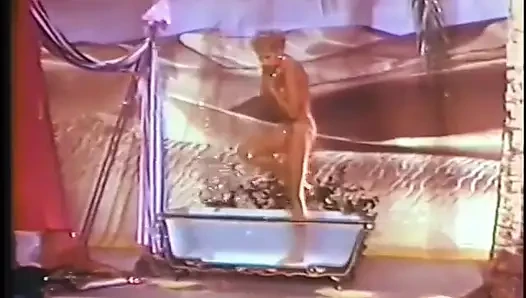 Bazı ateşli retro kızların dans edip kıyafetlerini çıkarlarını izleyin