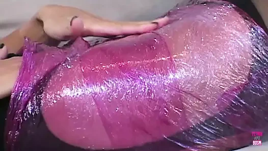 Baharatlı esmerler üçlü seks sırasında sıkı göt delikleriyle ve kapkaçlarıyla zonklayan yarağını tatmin ediyor