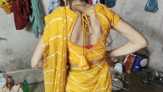 Desi bhabhi ki padosi ne chudai karke rula diya