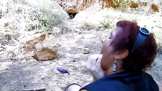 İki dik küçük memeli büyük latin sürtük seks uzmanı orta yaşlı seksi kadın Jana Montada, büyük bir yarakla sikilmek istiyor