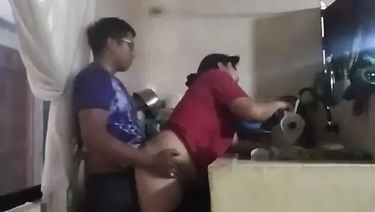 Karım oturma odasındayken hizmetçiyi mutfakta sikiyorum