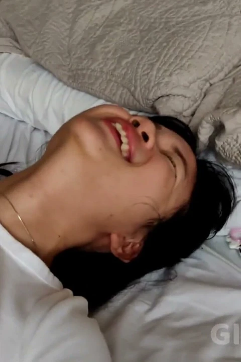 Porno düzenlemeye ara verirken amcık yiyor