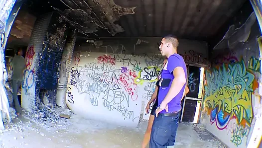 İspanyol kız seks hakkında konuşuyor ve kayıp yerde sikiliyor