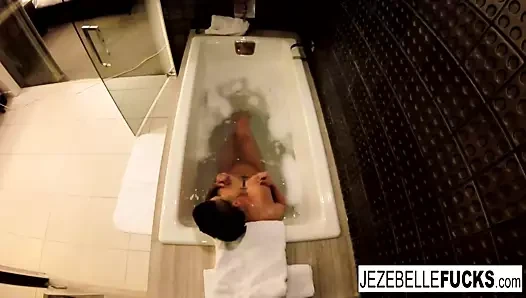 Jezebelle bond filmler kendini alarak bir banyo