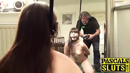 Esmer sürtük gets bağlı yukarı ve çarptı