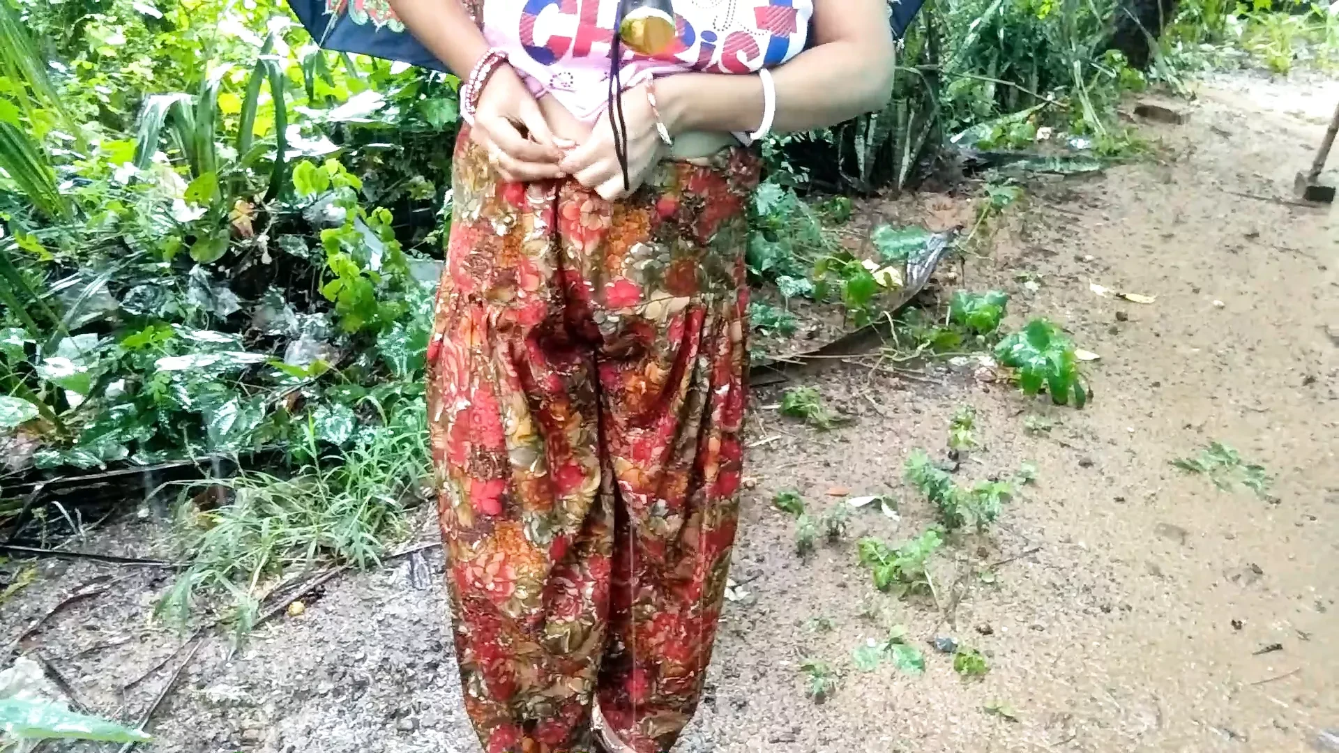 Desi Hint yenge açık kamu pissing video derleme