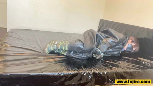 Fejira com ağır kauçuk ve pvc bodysuit zincir esaret