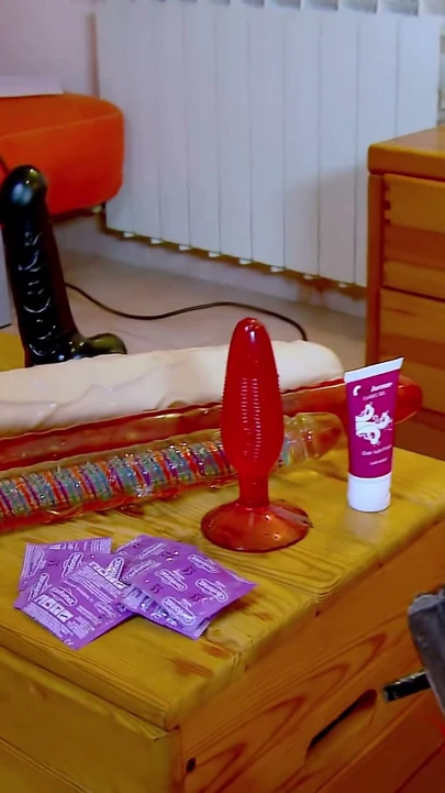 Genç Kim Equinoxx için yarak ve dildo ile çifte penetrasyon