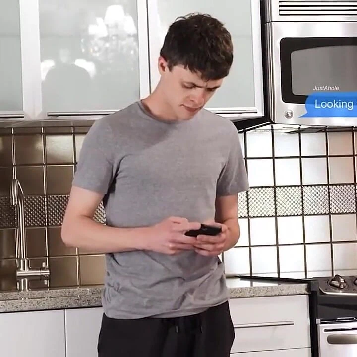 Twinkpop - Troye Dean'in sert bir şekilde sikilmeye ihtiyacı var. Buluşmasına mesaj atıyor, dom'a yatakta götünü beklediğini söylüyor
