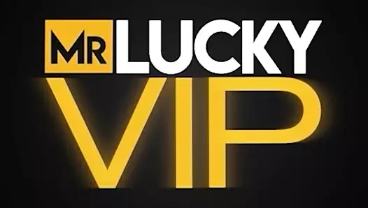 Azzy Star yaramaz bir şey için büyük göğüslerini kullanıyor