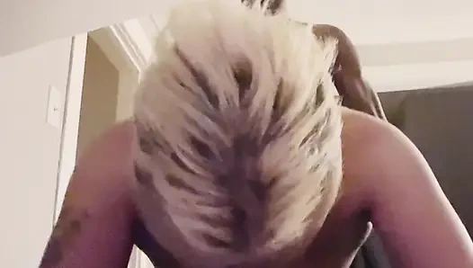 Orta yaşlı seksi kadın bayan ada bu ay kirasına geç kalıyor