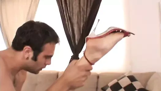 Adam sarışın gencin amını sikiyor