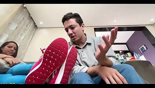 Ev arkadaşı spor salonu terli ayaklara tapıyor ve kokluyor ep 2