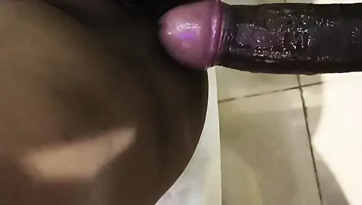 Ateşli yenge erkek arkadaşını evinde arayıp amını parmaklıyor ve tam zevk almak için amını sikiyor