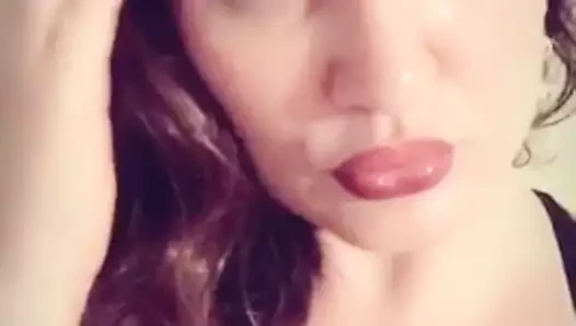 Alman seksi vücudunu gösteriyor