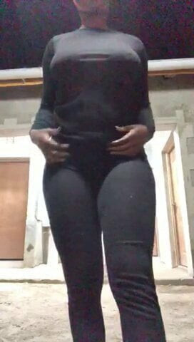 Frisky genç milf geri döndü ve bazı sevgi dolu için çaresiz