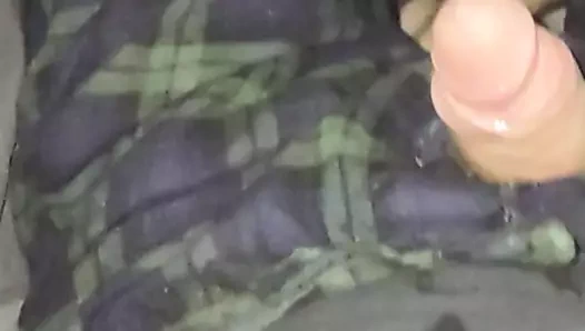 Battaniyenin altına boşalıyor