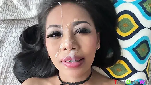 Une Thaïlandaise se fait recouvrir de sperme sur le visage