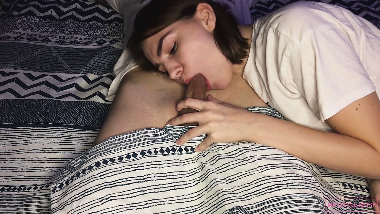 Genç üvey kız verir bir tatlı oral seks ve kırlangıçlar tüm benim boşalmak