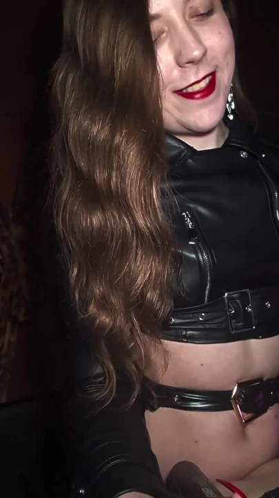 Trans dominatrix gıcıklıklarına rağmen itaatkar kız arkadaşını zevk için kullanıyor | Klip 2