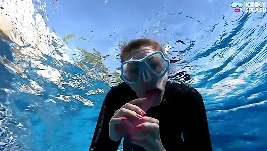 Минет под водой с дилдо в гидрокостюме - неопреновая сосущая шлюшка в маске