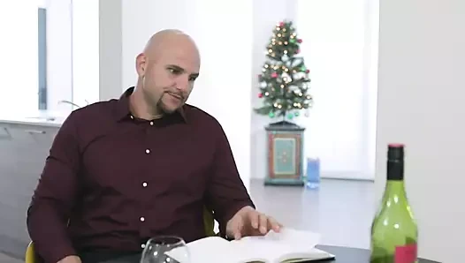 Büyük çük masaj küçücük melek gets becerdin üzerinde noel çift