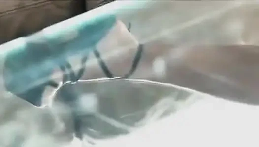 Naudia nyce cam masadan yaladıktan sonra biraz döl yutuyor