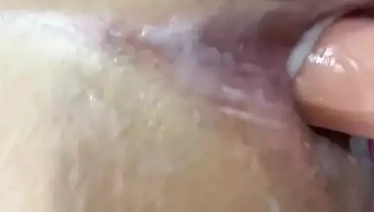 Dölünü alıyorum yanaklarını iyice aç. Ne kadar çok u dirensem göt deliğini o kadar sert sikiyorum