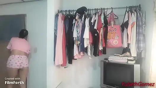 Evimde, odasındaki küçük şeyime dokunmak ne kadar güzel