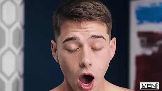 Erkekler - kaslı adam Denzel şişman yarağını çıkarıyor ve Twink Joey Mills'e hepsini yutturuyor