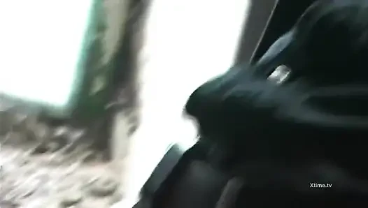 Fetiş elbiseli seksi tıraşlı kızın dilating göt deliği