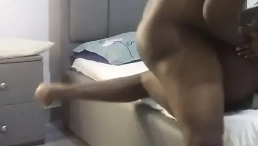 Beni sikti, üvey annesi beni domaltarak sikiyor ta ki amımı kurutulana kadar, bu sağlıklıydı.