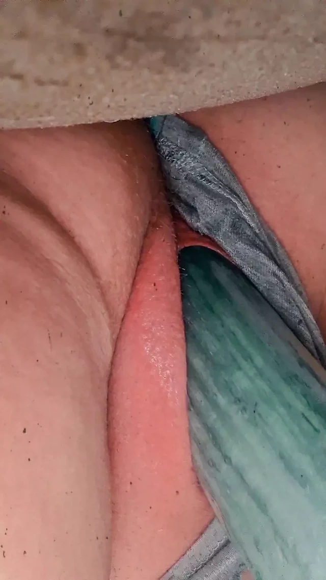 Sıkı kedi ve büyük salatalık