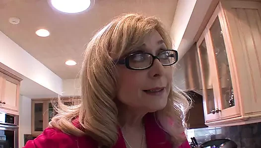 Nina Hartley ve Ally Evans azgın amcık yalayan lezbiyenler