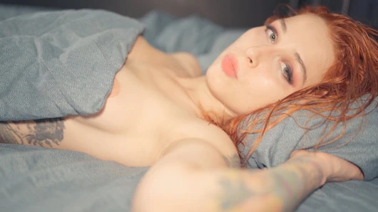 Küçük üvey kız kardeşimle odayı ve yatağı paylaşiyorum