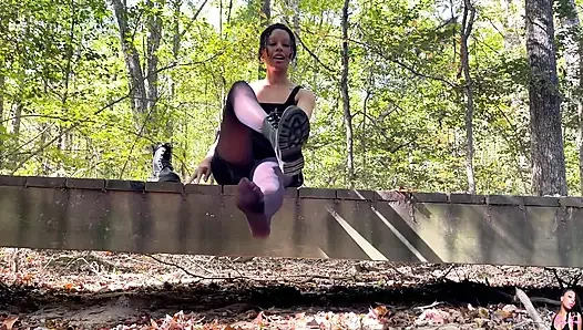 Kokmuş ayaklarına parkta tapınma istiyor