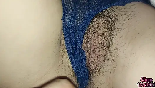 Üvey kız kardeşimin iç çamaşırlı amına bakıyorum