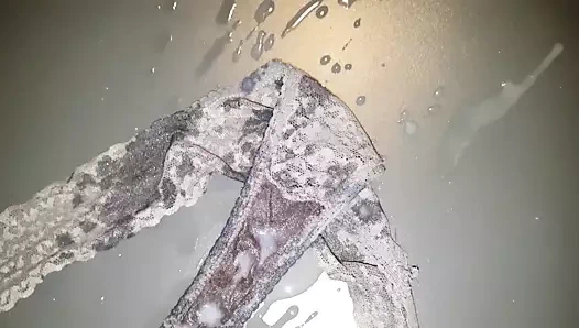 Karısının kullanılan külot üzerinde büyük cumload.
