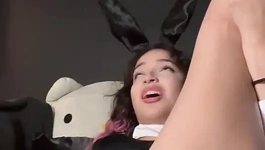 Tavşan kız orgazmı ortalığı dağıtıyor
