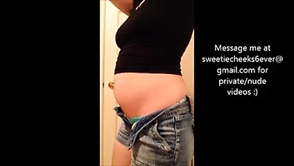 Dar giysilerle doldurulmuş şişmiş göbek