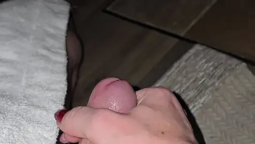 Gerçek orta yaşlı seksi kadın iş gezisinde mastürbasyon yapıyor ve ağda yaptırıyor