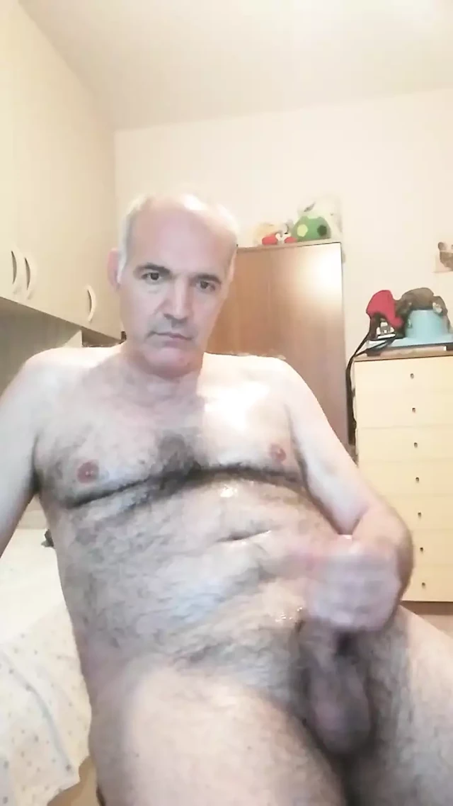 Vücudum yağla dolu ve büyük yarağımla camı sikiyorum